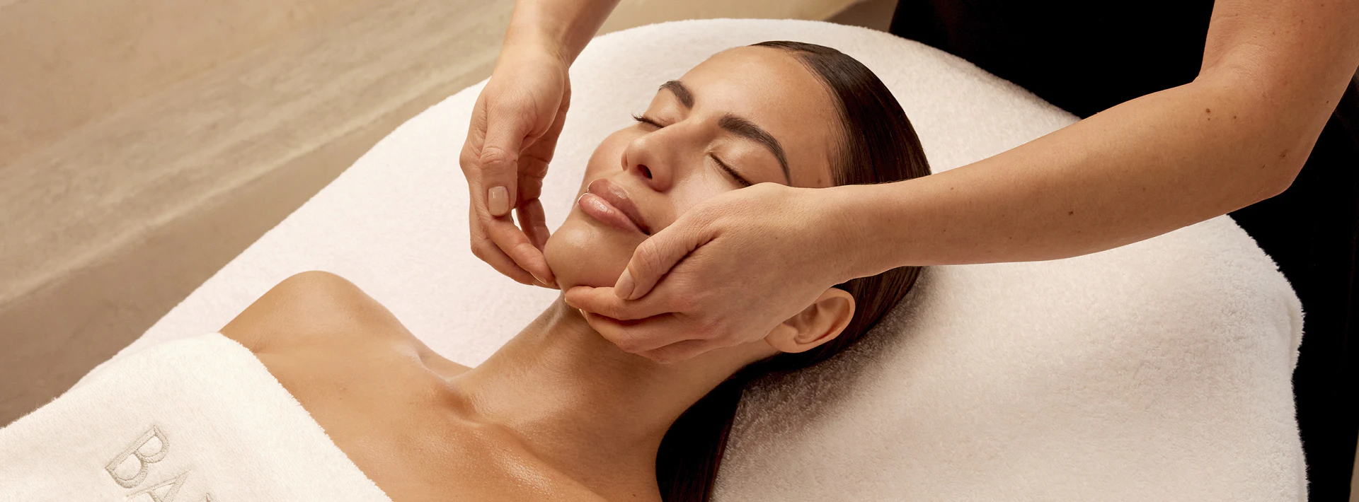 Frau bekommt Gesichtsmassage